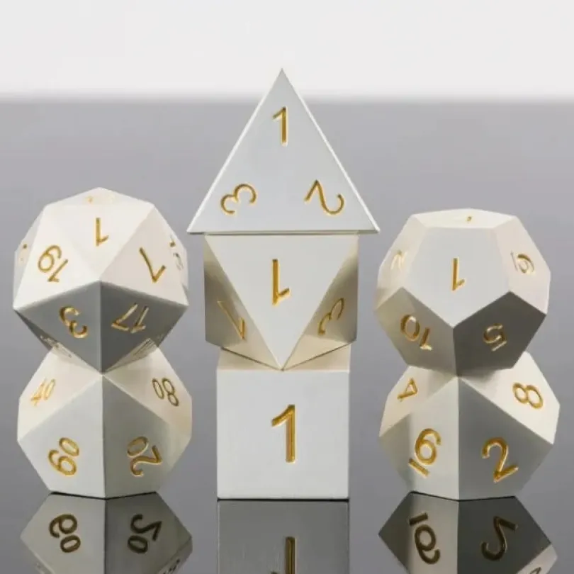A Role Playing Dice Set Metallic - Matt silver med gula siffror