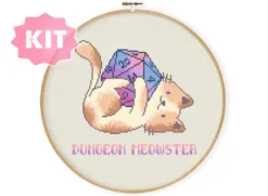 Dungeon Meowster Korsstygnskit– Katt & D20 i Pastell för DnD-fans