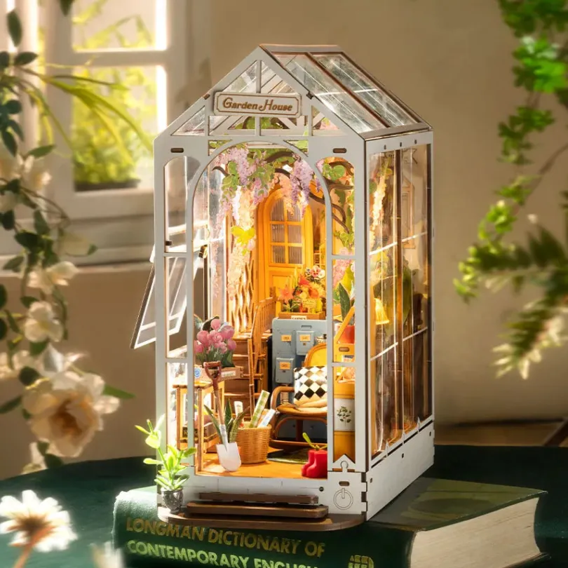 Garden House - Book Nook Kit - Rolife