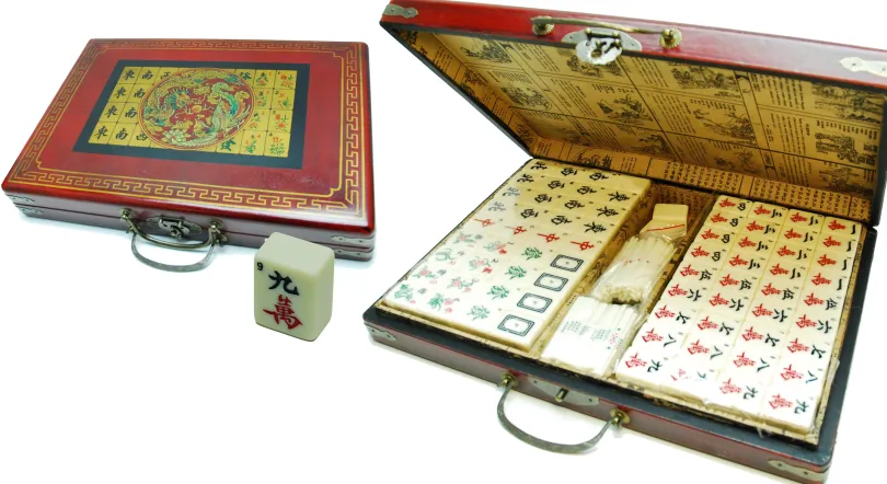 Mah Jong Wood Case with red, XL stones